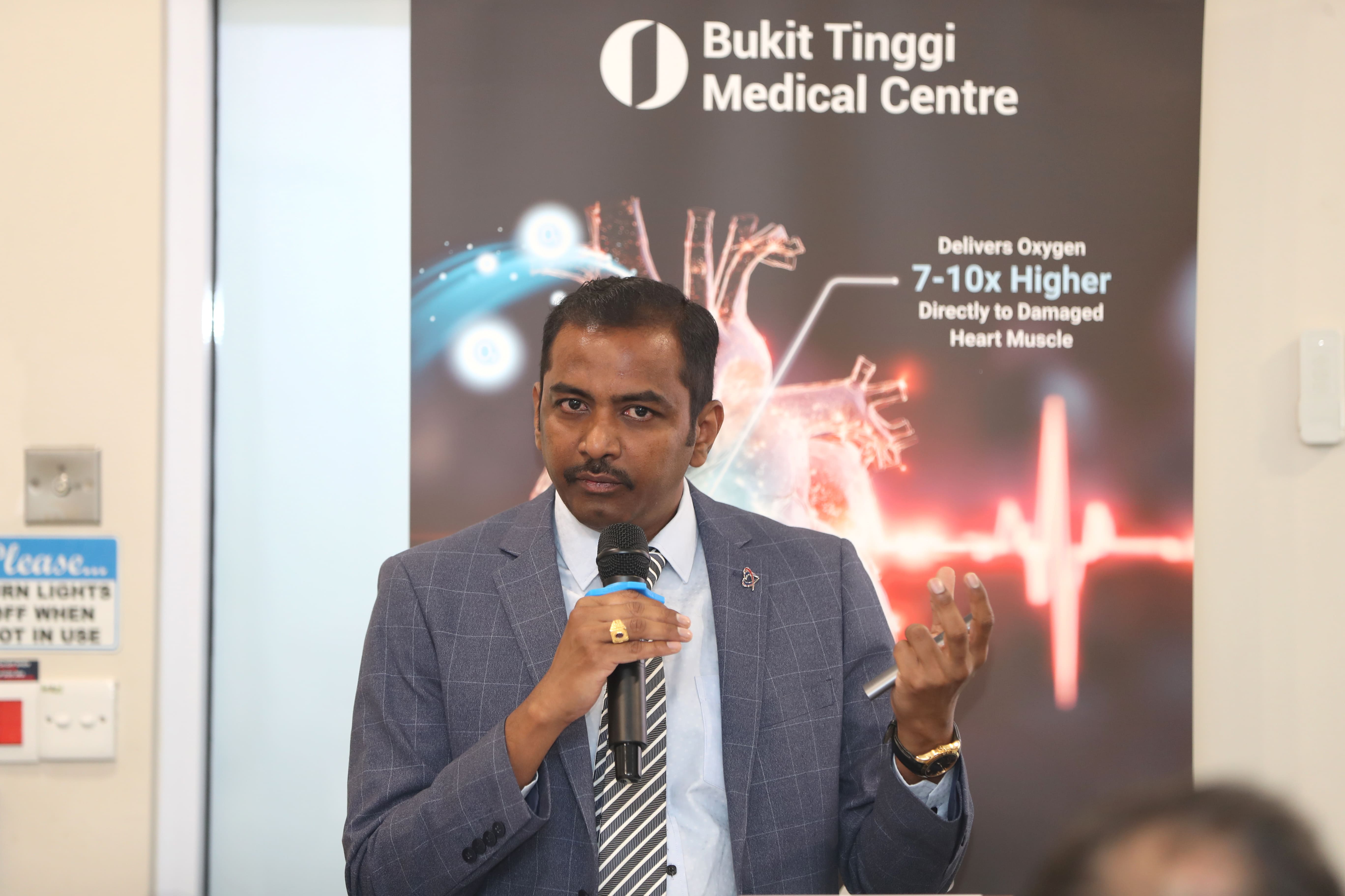 Dr Shathis cardiologist BTMC Klang explaining on SSO2